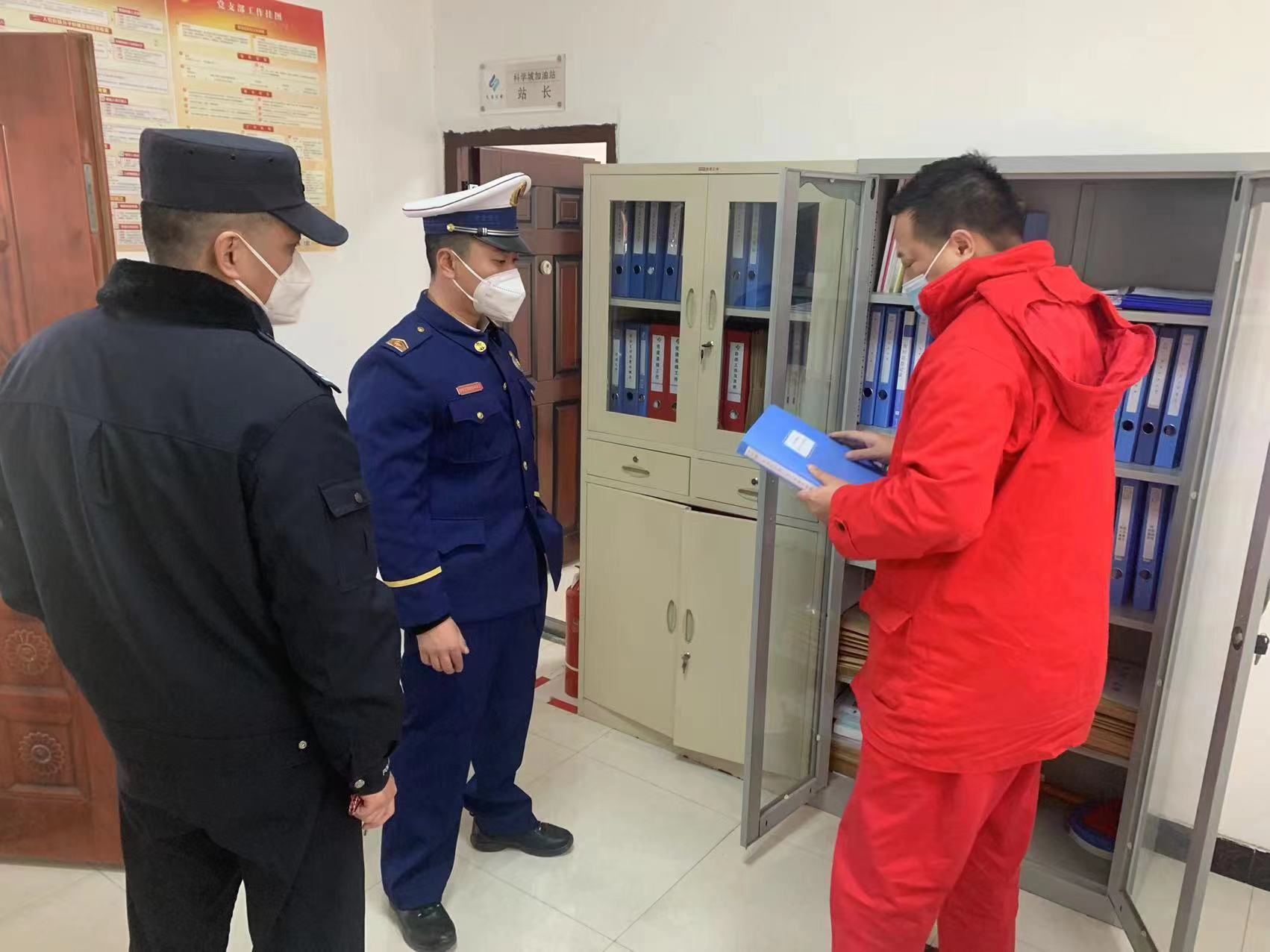过节防火莫大意 “蓝朋友”出动保平安(图1)