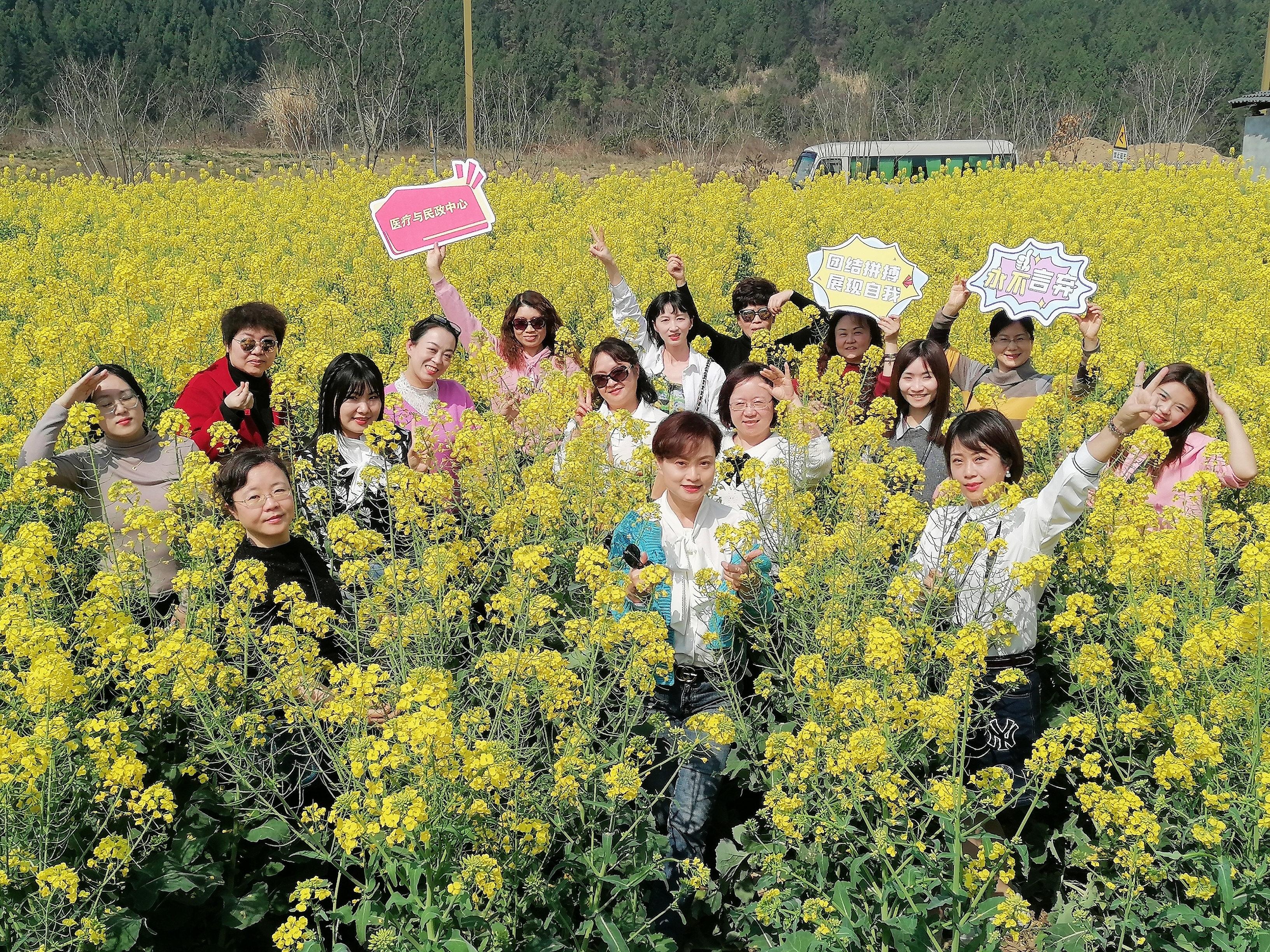 "庆三八"医疗与民政中心分工会巾帼畅游芙蓉溪(图2) "庆三八"医疗与民政中心分工会巾帼畅游芙蓉溪(图2)