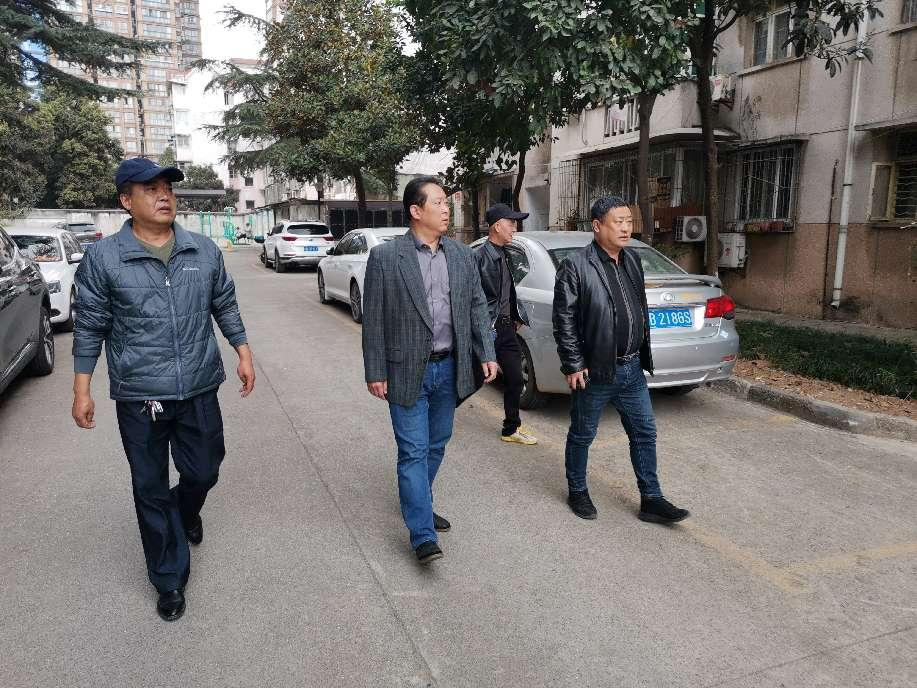 公管部黎晓冬副部长到春晓社区绵办小区检查安全生产工作(图1)