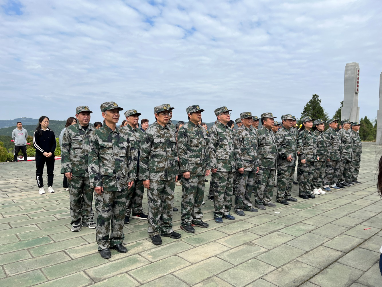 科学城春雷街道退役军人服务站开展清明祭英烈活动(图1)