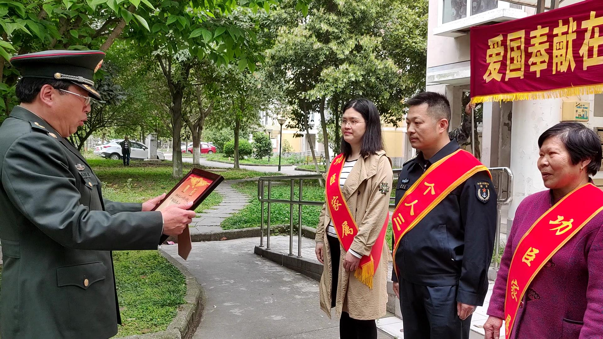 荣立三等功 喜报送到家!(图2) 荣立三等功 喜报送到家!(图2)