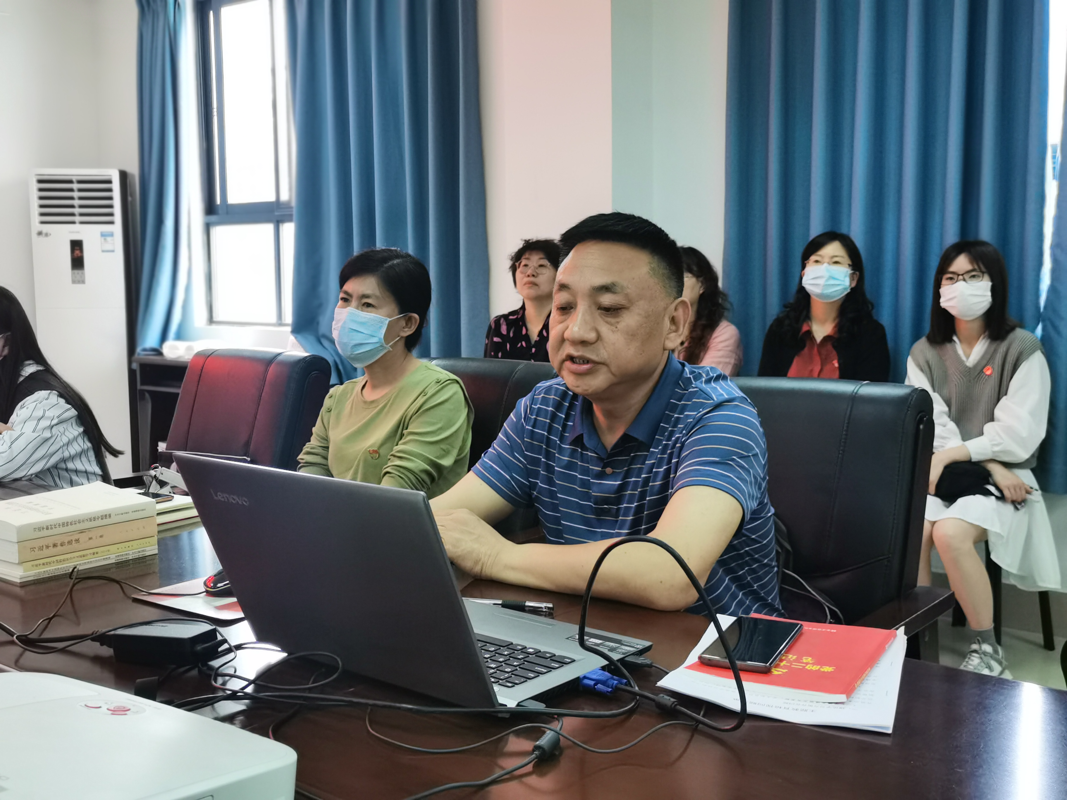 医疗与民政中心开展学习习近平新时代中国特色社会主义思想主题教育专题党课(图2) 医疗与民政中心开展学习习近平新时代中国特色社会主义思想主题教育专题党课(图2)