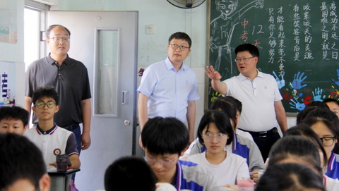 春蕾学校工会慰问初三团队(图1)