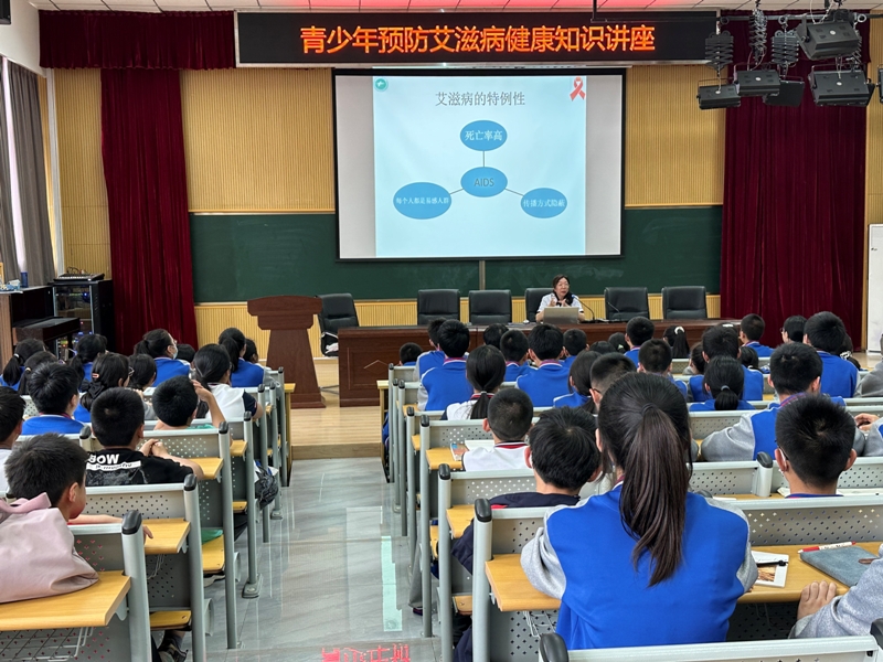 九〇三医院疾控专家走进春蕾学校材料所校区开展艾滋病防治讲座(图1)