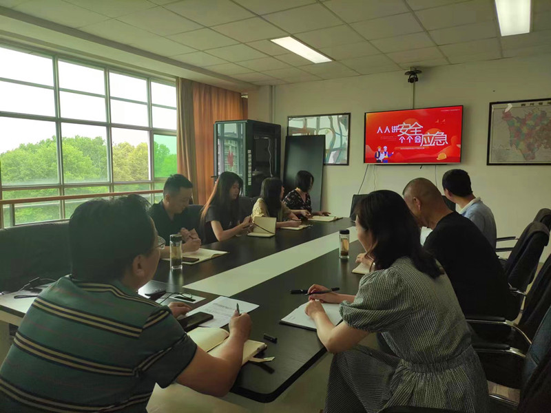 政法与武装部组织召开“安全生产月”专题会(图1) 政法与武装部组织召开“安全生产月”专题会(图1)