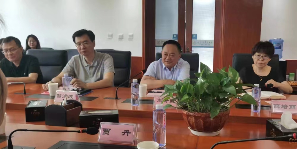 富平县县委常委、副县长贾丹一行来院交流医疗卫生帮扶工作(图2) 富平县县委常委、副县长贾丹一行来院交流医疗卫生帮扶工作(图2)