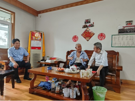慰问一人 温暖全家 --- 公管部党委七一前走访慰问老干部老同志(图1)