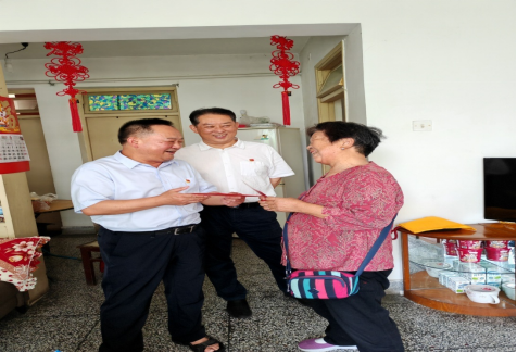 慰问一人 温暖全家 --- 公管部党委七一前走访慰问老干部老同志(图4)