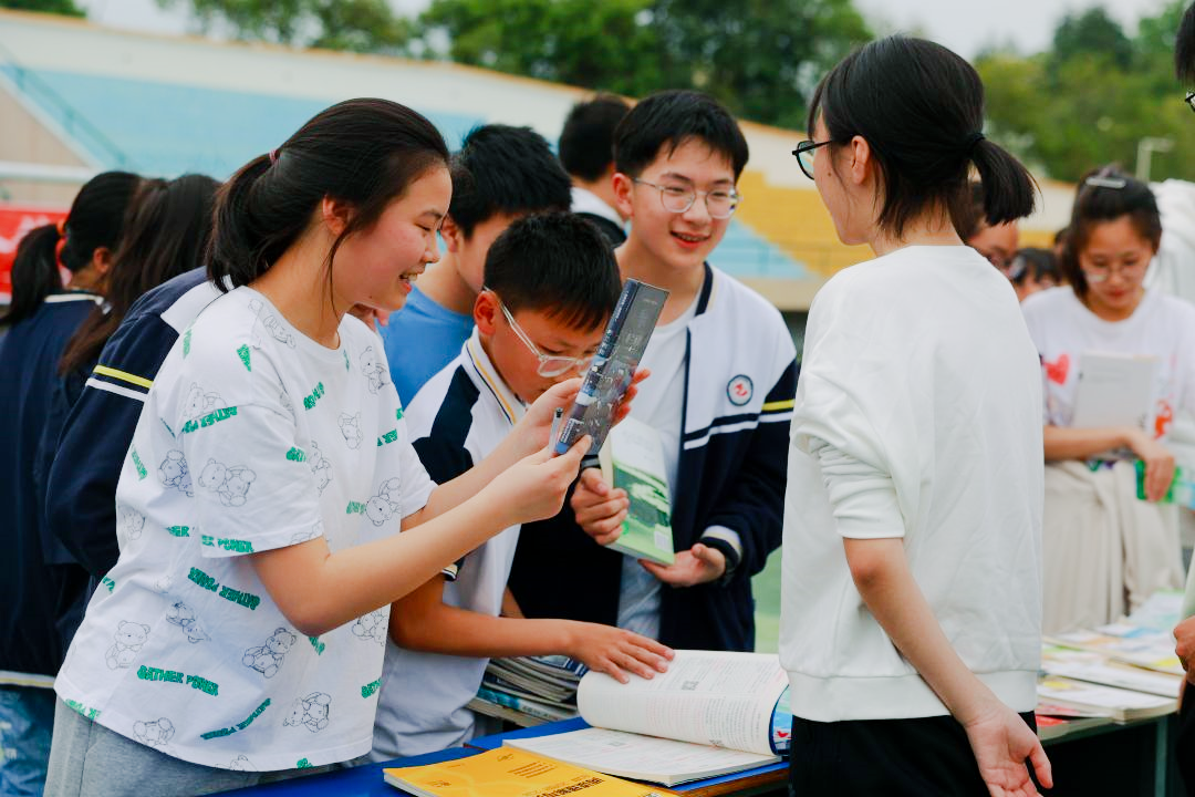 【科一·读书节】书香流动，科学城一中校园图书跳蚤市场现场直击！(图8)