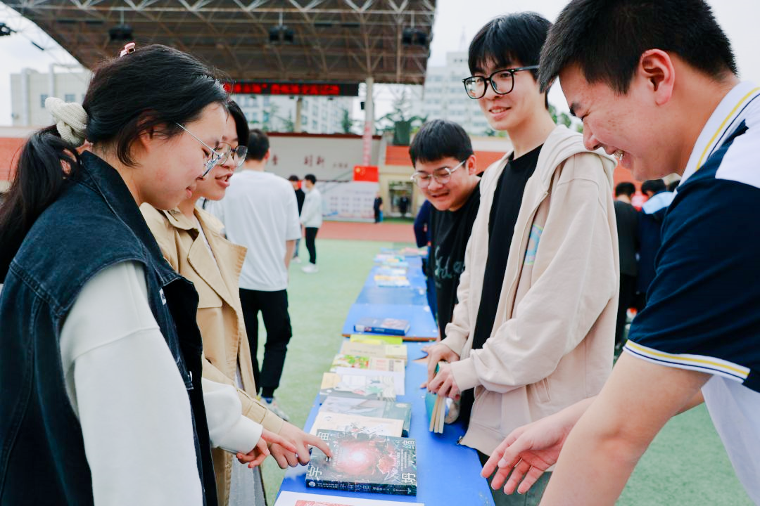 【科一·读书节】书香流动，科学城一中校园图书跳蚤市场现场直击！(图9)