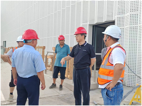 王洋副院长视察春蕾小学建设工地(图2)