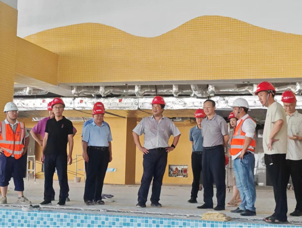 院领导视察春蕾小学建设工地(图1)