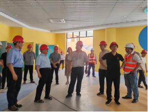院领导视察春蕾小学建设工地(图2)