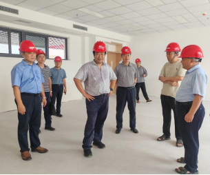 院领导视察春蕾小学建设工地(图5)
