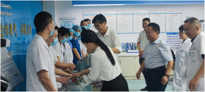 绵阳市委常委、副市长李栋来院慰问科学城医院临床一线医务人员(图2)