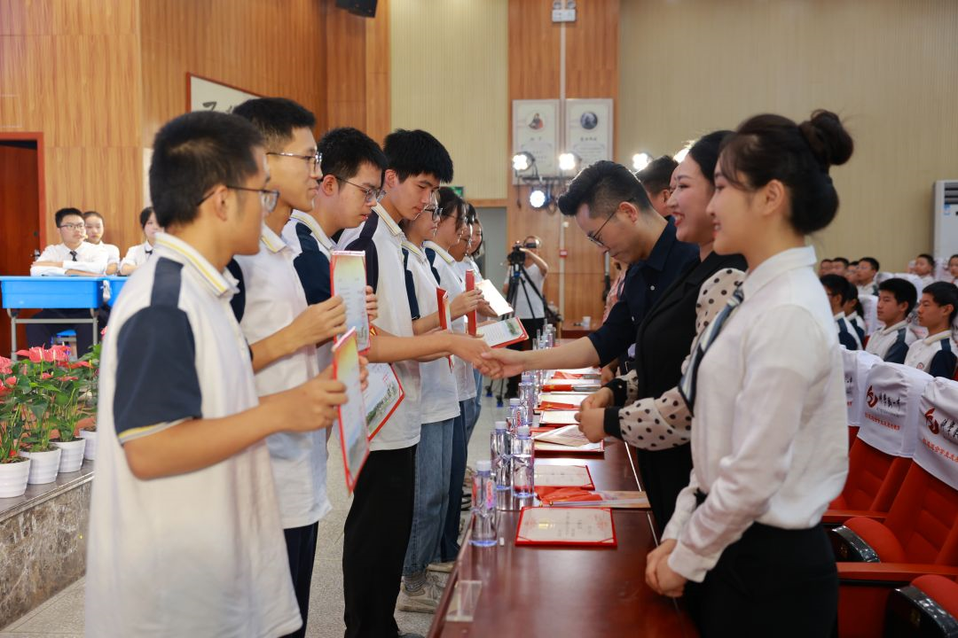 不忘来时路，建功新时代——科学城一中开学第一课震撼启幕！(图12)