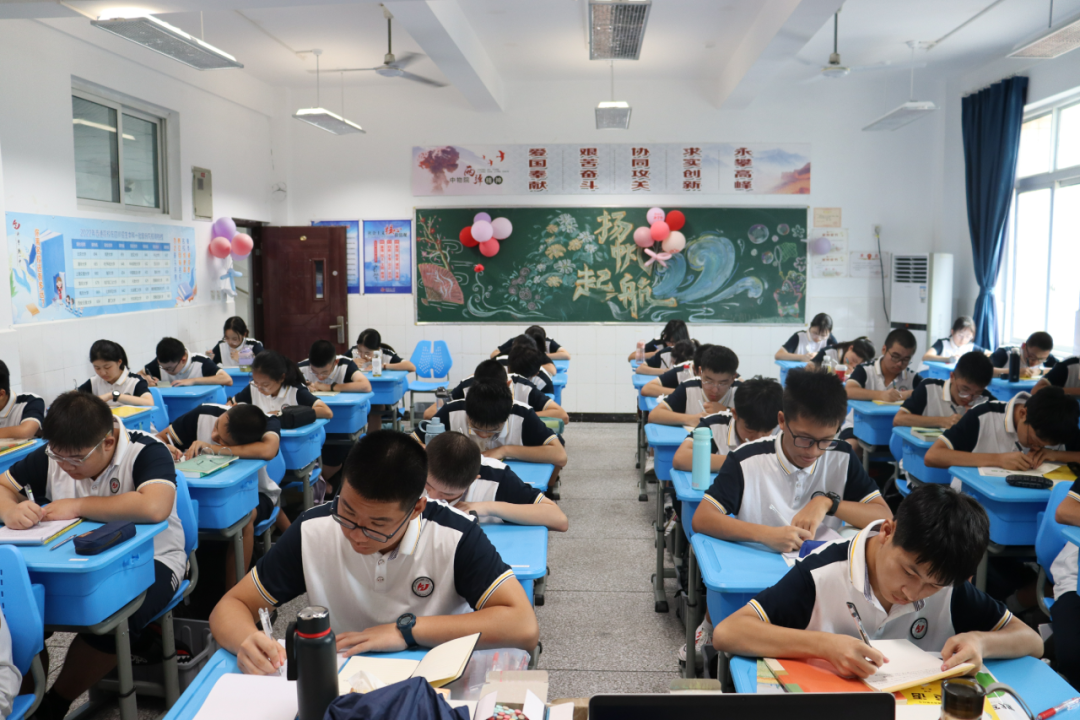 用科技之光闪耀时代 让民族脊梁振奋精神 ——科学城一中高一年级组织学生参观中物院科学技术馆(图3)