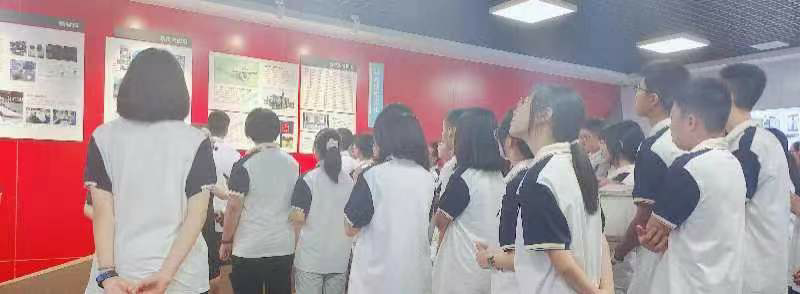 用科技之光闪耀时代 让民族脊梁振奋精神 ——科学城一中高一年级组织学生参观中物院科学技术馆(图2)