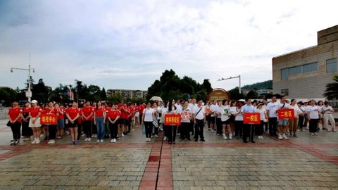 春蕾学校开展庆祝教师节职工健步走活动(图1)