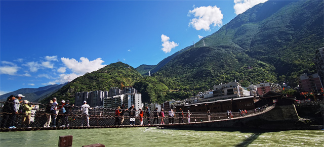 经管中心党支部开展“追寻长征印记 传承革命精神”主题党日活动(图3) 经管中心党支部开展“追寻长征印记 传承革命精神”主题党日活动(图3)