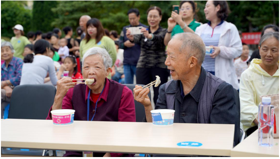 亲友邻里齐欢聚,浓情惬意品佳肴 ——春雷街道开展第九届邻居节之春晓社区分会场“邻里悦”活动(图5) 亲友邻里齐欢聚,浓情惬意品佳肴 ——春雷街道开展第九届邻居节之春晓社区分会场“邻里悦”活动(图5)