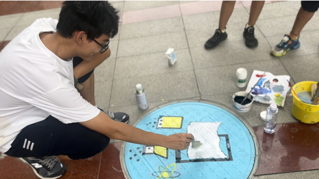 “井”上添画，不负韶华 ——科一学子用井盖画描绘科技蓝图(图2)
