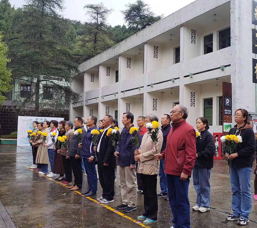 重温往昔峥嵘岁月 传承两弹一星精神——春晓社区第一党支部开展“两弹城党性教育”主题党日活动(图3) 重温往昔峥嵘岁月 传承两弹一星精神——春晓社区第一党支部开展“两弹城党性教育”主题党日活动(图3)