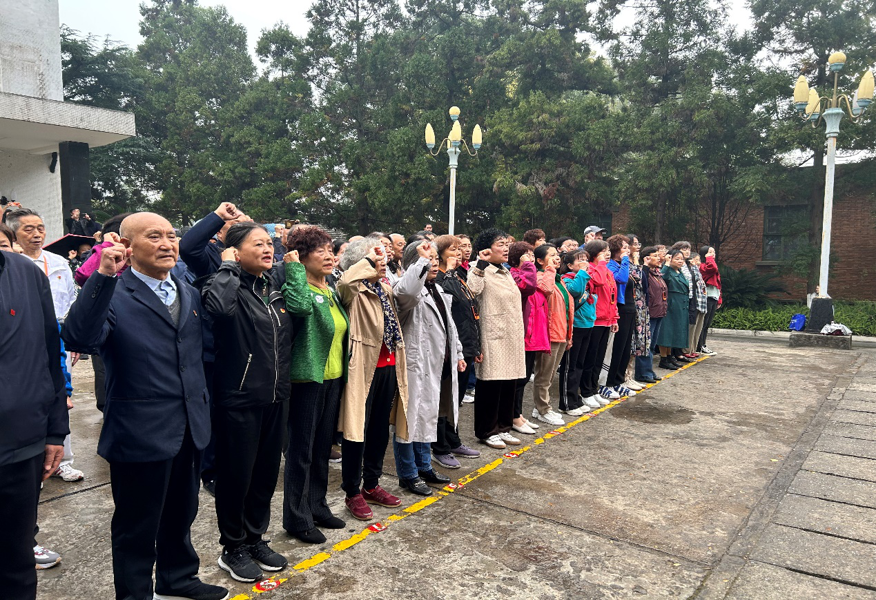 弘扬两弹精神 传承红色血脉——春雷街道党工委组织社区党支部寻根活动(图3) 弘扬两弹精神 传承红色血脉——春雷街道党工委组织社区党支部寻根活动(图3)