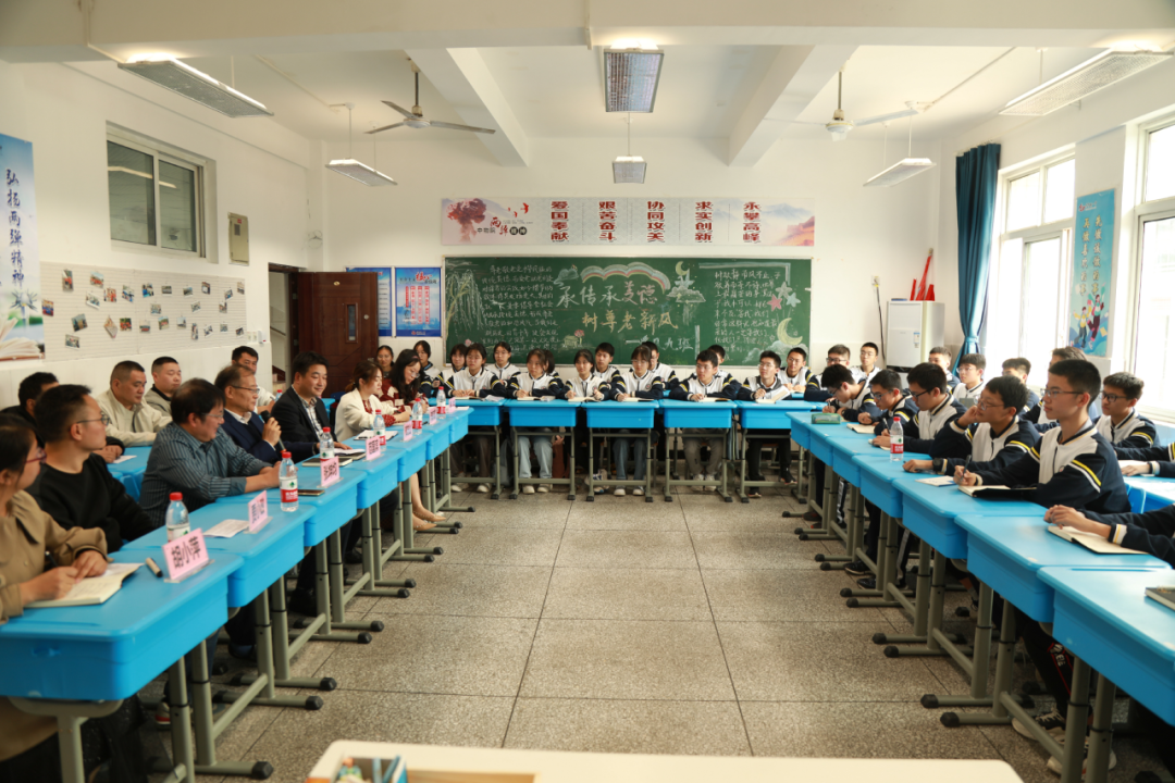 科技点亮梦想，创新成就未来——范国滨院士参加高一“科创院士班”主题班会(图2)