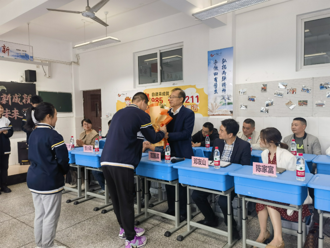 科技点亮梦想，创新成就未来——范国滨院士参加高一“科创院士班”主题班会(图4)