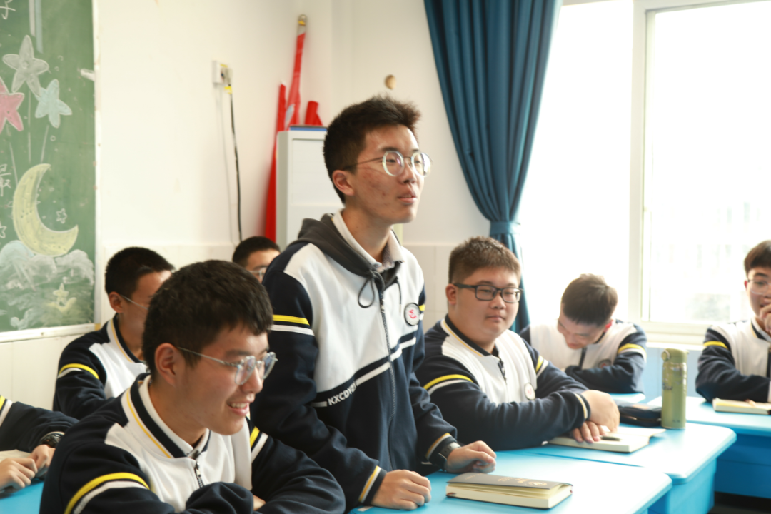 科技点亮梦想，创新成就未来——范国滨院士参加高一“科创院士班”主题班会(图11)