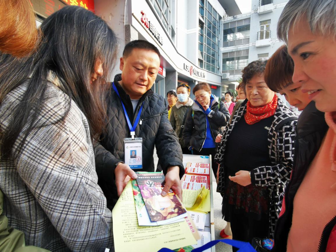 春雷街道开展“百日安全无事故”宣传活动(图1) 春雷街道开展“百日安全无事故”宣传活动(图1)