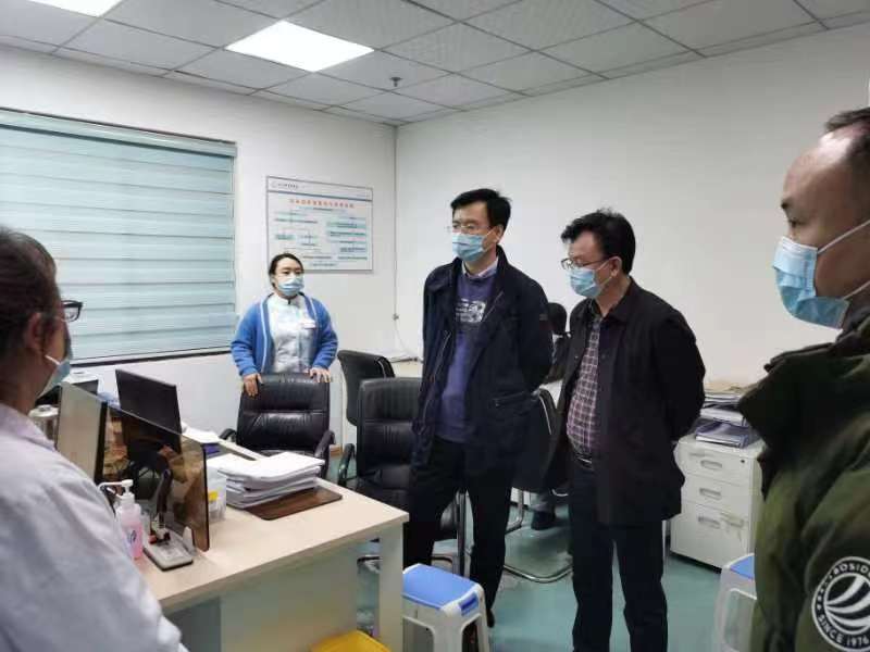 科学城办事处副主任苗红波到辖区医院现场督导儿童呼吸道感染疾病医疗救治工作(图1)