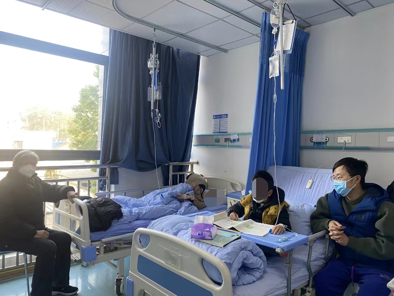 科学城办事处副主任苗红波到辖区医院现场督导儿童呼吸道感染疾病医疗救治工作(图2) 科学城办事处副主任苗红波到辖区医院现场督导儿童呼吸道感染疾病医疗救治工作(图2)