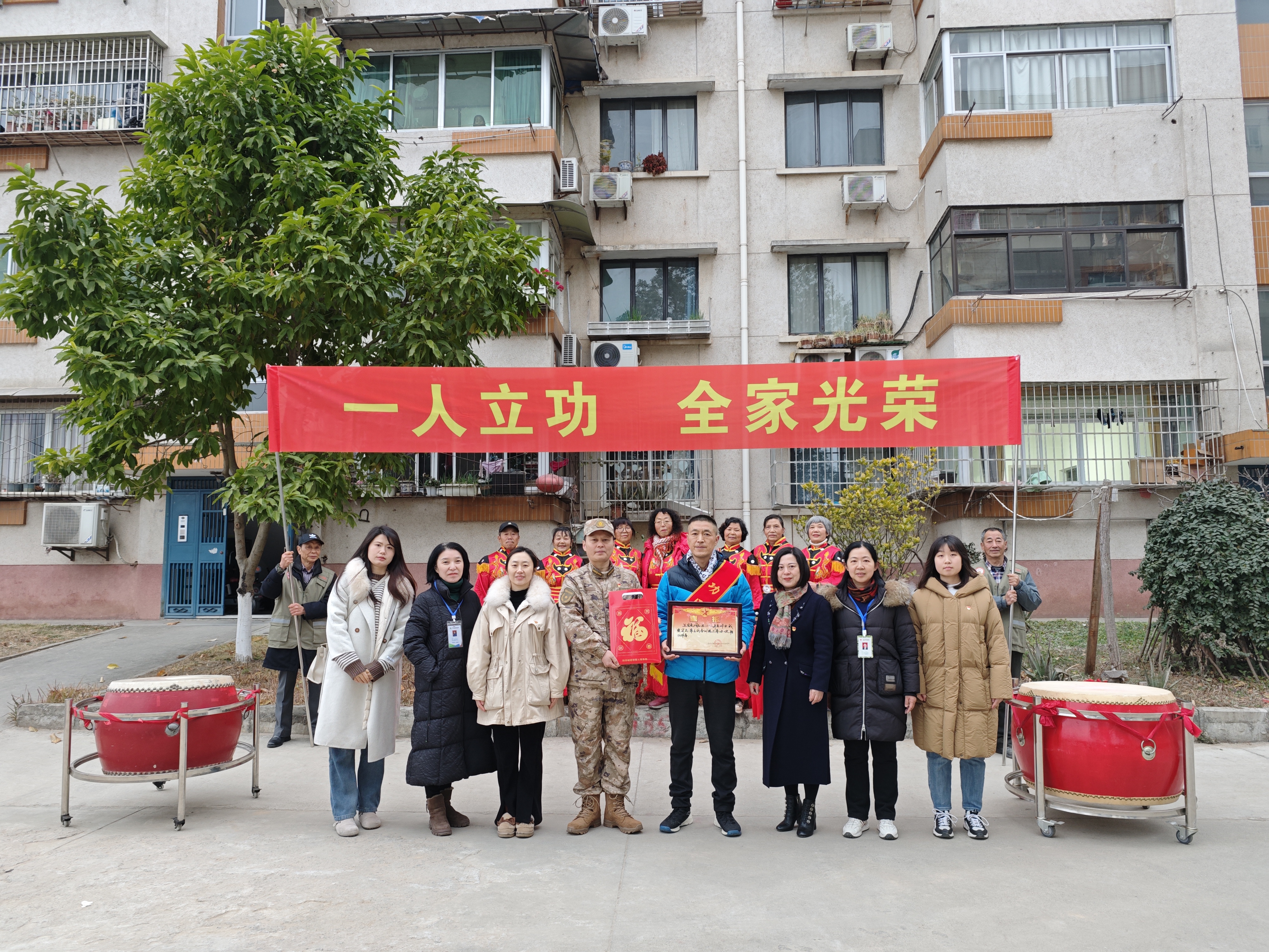 新春欢乐送喜报 拥军优属显真情(图2) 合照.jpg