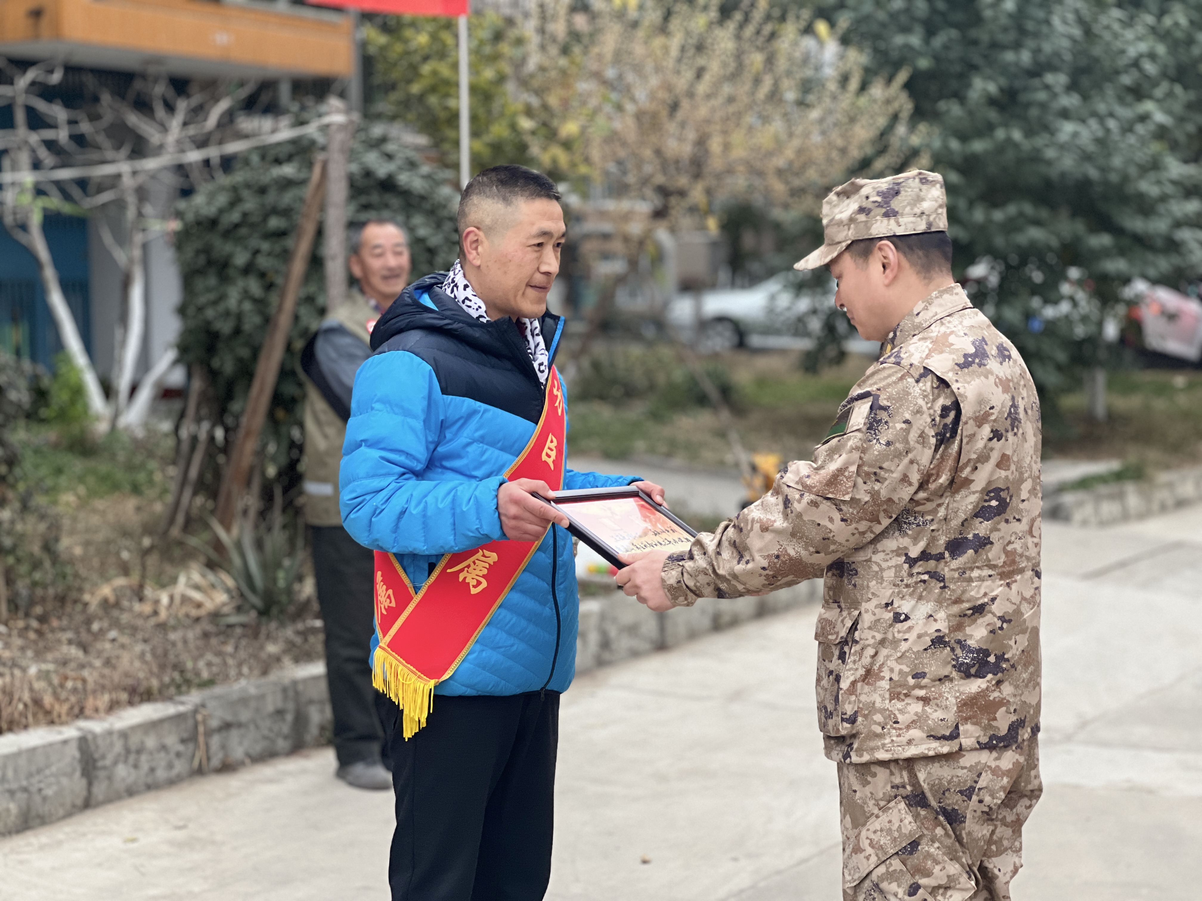 新春欢乐送喜报 拥军优属显真情(图1) 发证.jpg