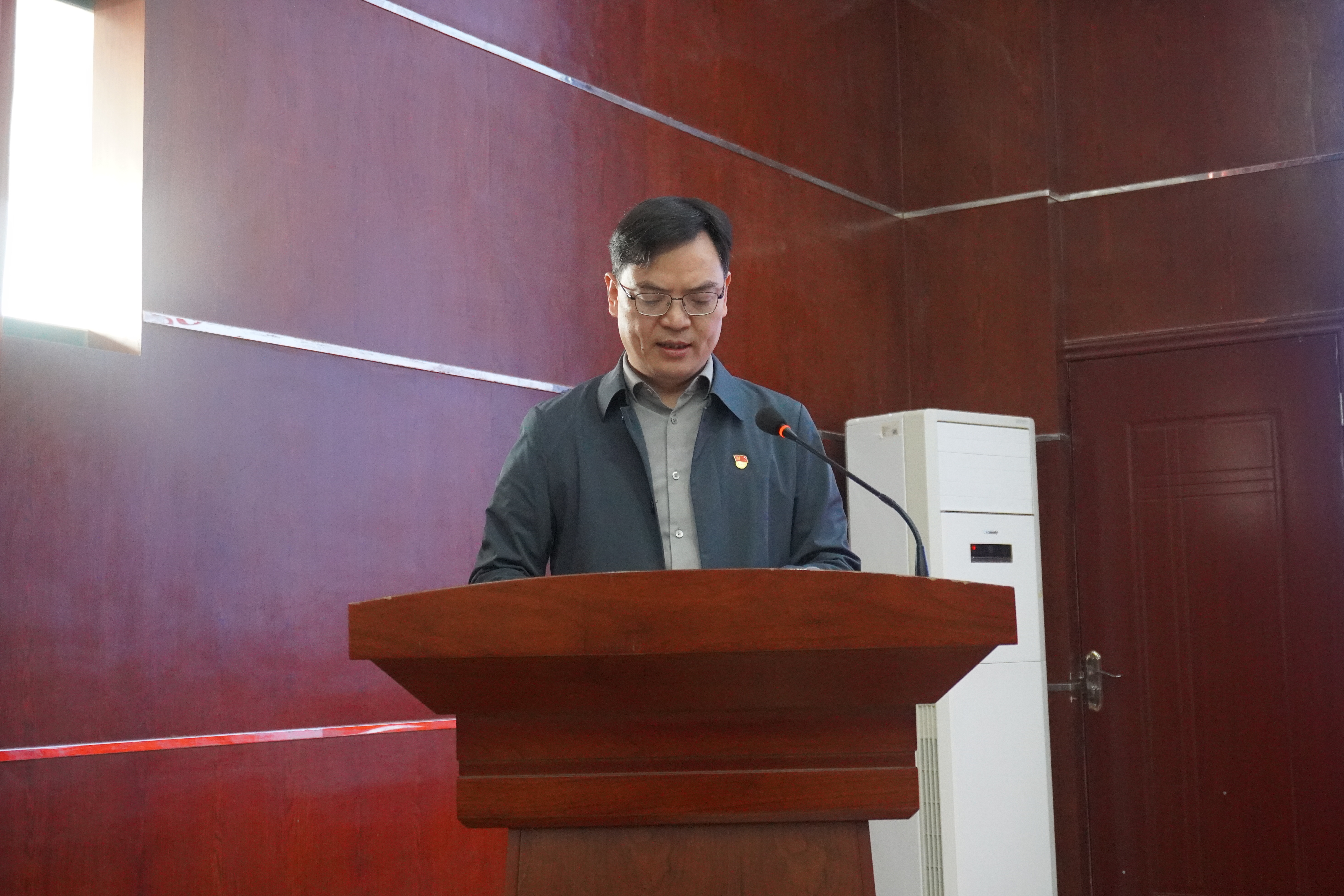 公管部（科办）党委召开2025年全面从严治党会议(图2)