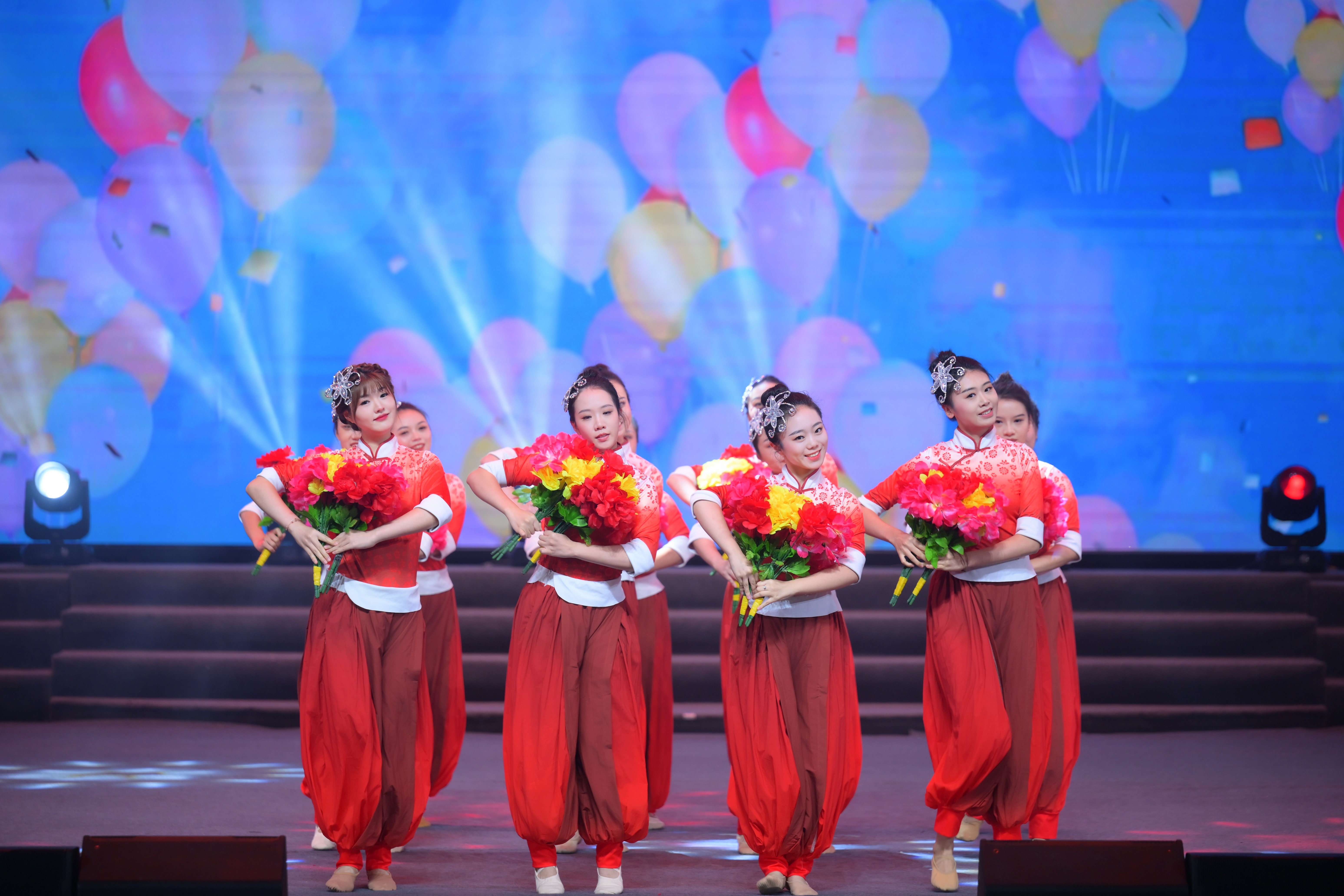 “爱满春雷”(图12) 欢庆胜利-鲜花.jpg