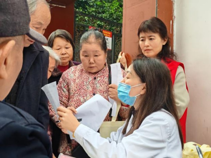 党建暖重阳,健康护桑榆 —— 九〇三医院第十一党支部联合银河社区开展重阳节义诊共建活动(图3) 图片3.jpg