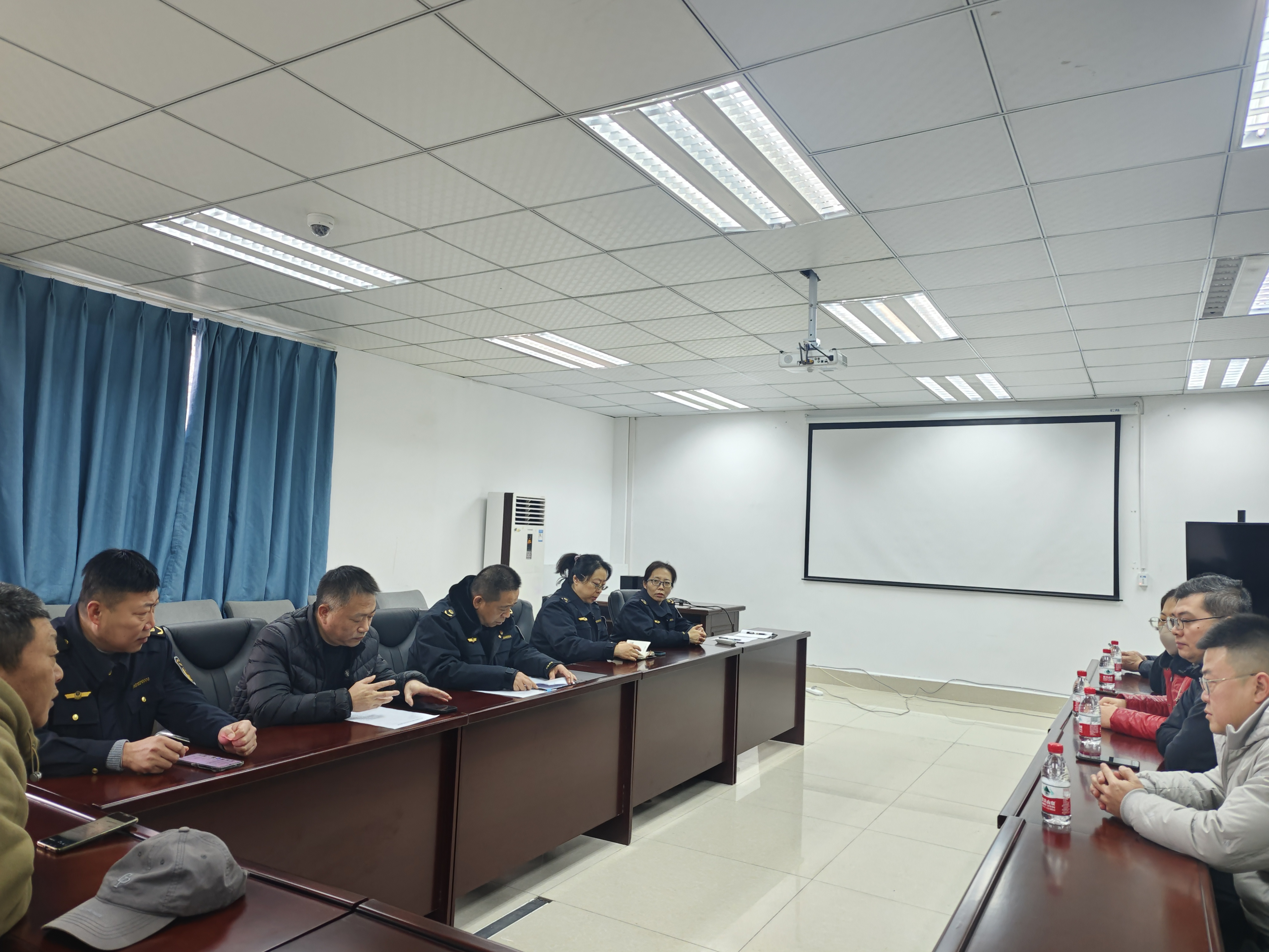 促诚信经营 护银发安康 ——科学城市场监管局召开食品经营主体行政约谈会,为“夕阳红”撑起“保护伞”(图1) IMG_20251204_094229.jpg