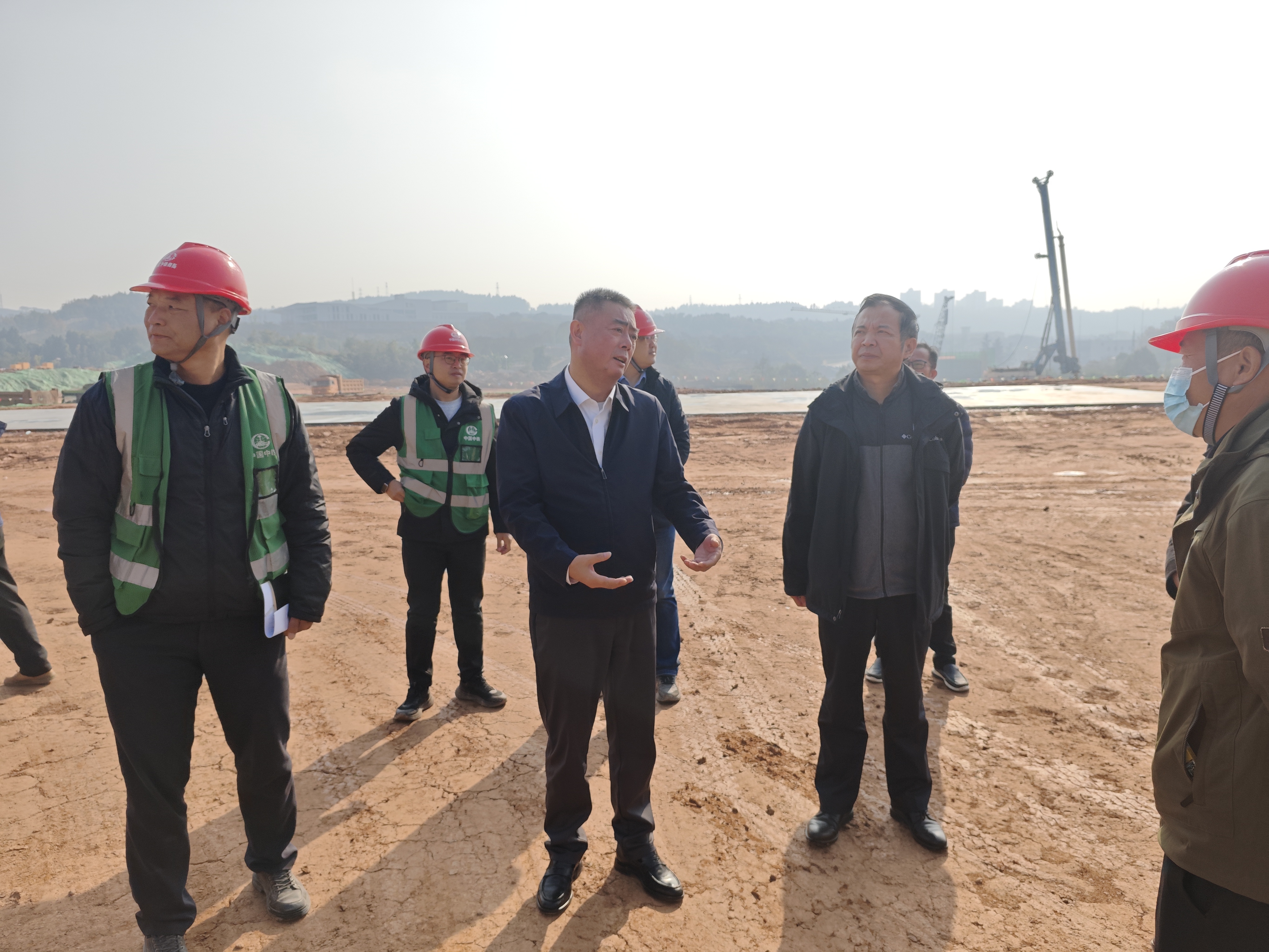 聚焦扬尘治理 共筑生态屏障(图2) 照片2-现场检查.jpg