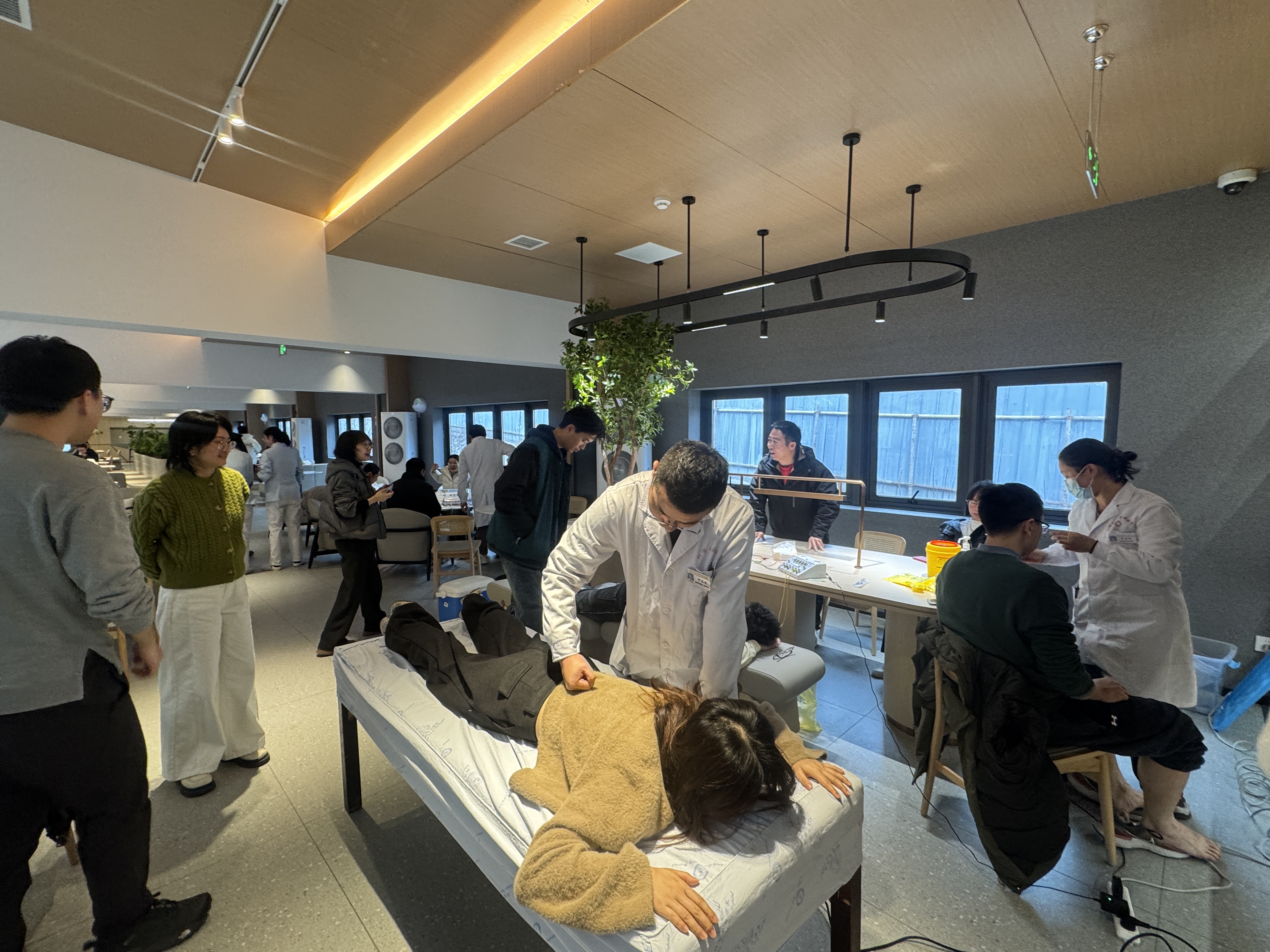 保障科研 践行全民健康 ——医院开展“送健康进科研所”午间康复服务活动(图2) 微信图片_20260129170708_1985_82.jpg