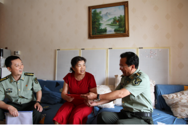 暖心行动 把党的关爱送到老兵心中(图1) 暖心行动 把党的关爱送到老兵心中(图1)