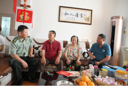 暖心行动 把党的关爱送到老兵心中(图3) 暖心行动 把党的关爱送到老兵心中(图3)