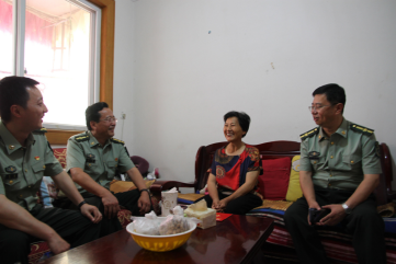 暖心行动 把党的关爱送到老兵心中(图2) 暖心行动 把党的关爱送到老兵心中(图2)