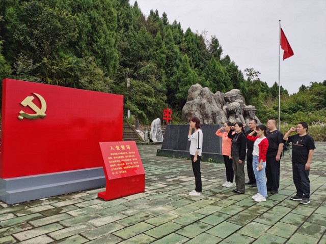 瞻思飞龙山  奋进新时代